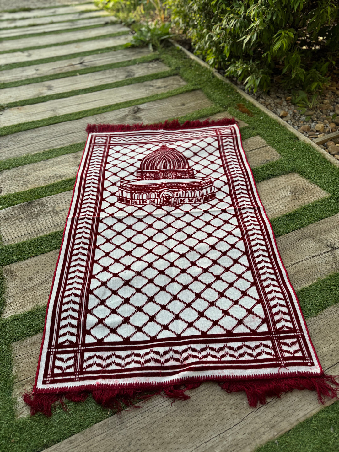 Handcrafted Keffiyeh Prayer Mat: Tradition and Purpose (Red & White)