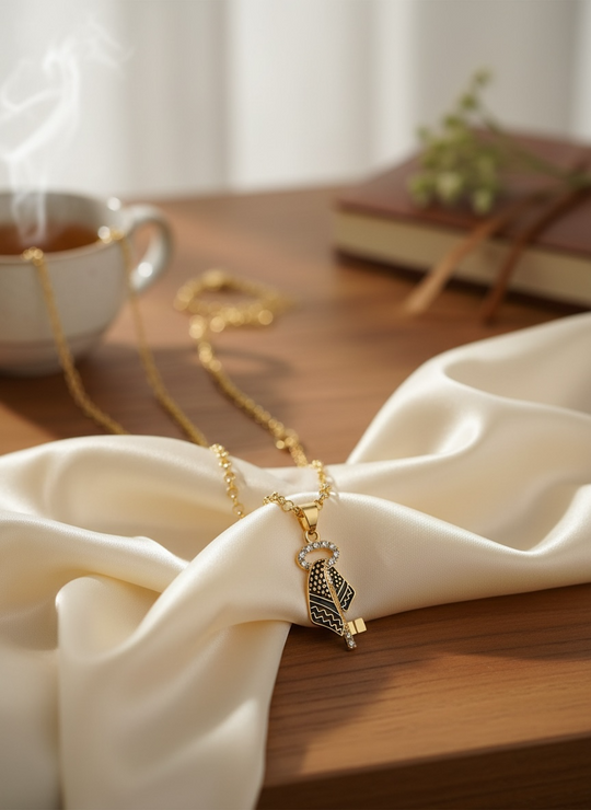 La clé de l'élégance : collier en or avec clé ornée de cristaux et pendentif keffieh 