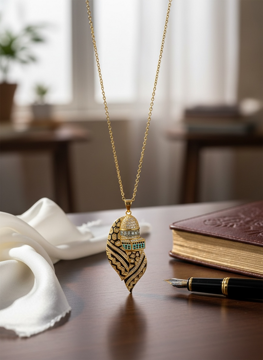 Drapé dans la tradition : collier dôme du rocher en or avec embellissements keffieh et cristal