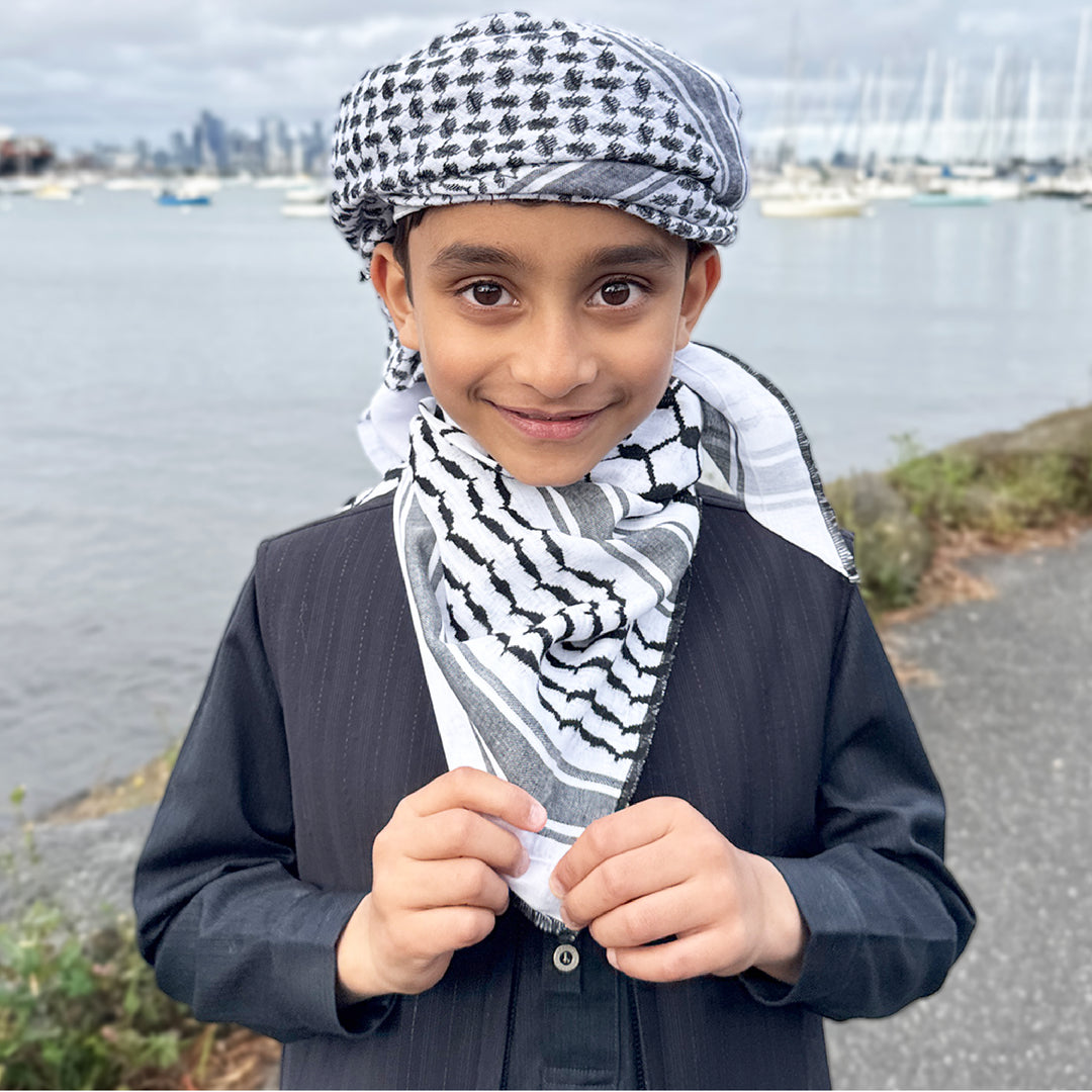 Traditional Palestinian Keffiyeh (Black & White Pattern) – Hooriya Creation Traditional Palestinian Keffiyeh (Black & White Pattern) – Hooriya Creation