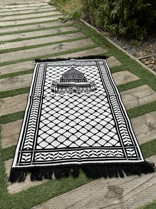 Handcrafted Keffiyeh Prayer Mat: Tradition and Purpose