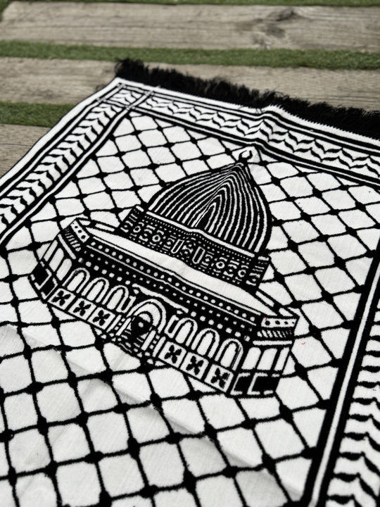 Handcrafted Keffiyeh Prayer Mat: Tradition and Purpose