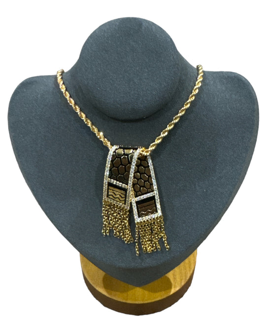 L'élégance réinventée : collier keffieh doré avec cristaux cloutés 