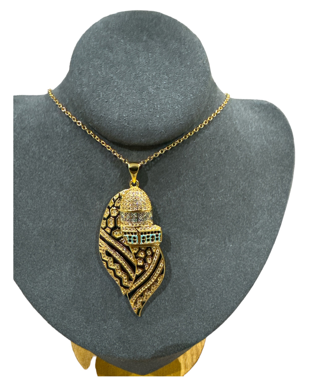 Drapé dans la tradition : collier dôme du rocher en or avec embellissements keffieh et cristal