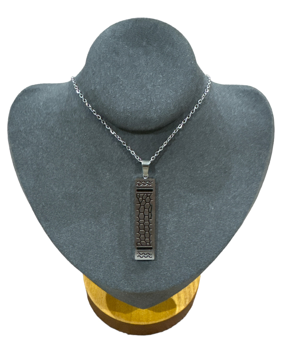 Élégance moderne : collier rectangulaire en acier inoxydable avec imprimé keffieh noir et argenté 