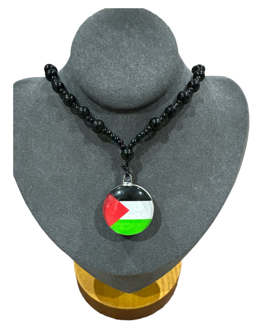 Perles de résilience : Collier de perles noires avec pendentif drapeau de la Palestine 