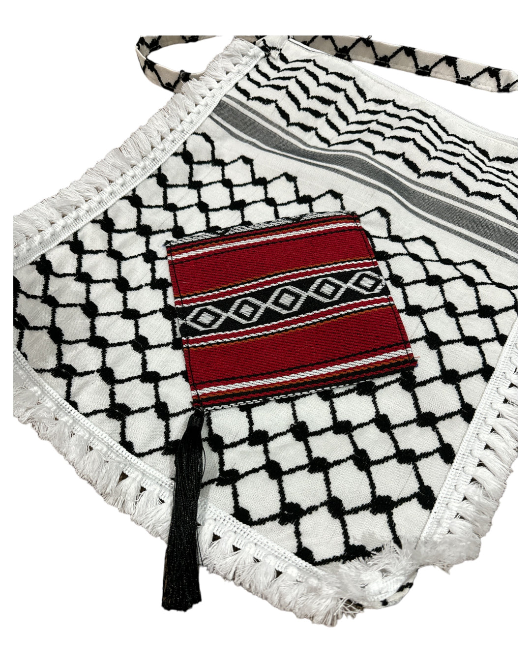 Le sac à main Keffiyeh avec broderie traditionnelle et tarboosh – Une tapisserie d’artisanat et d’héritage 