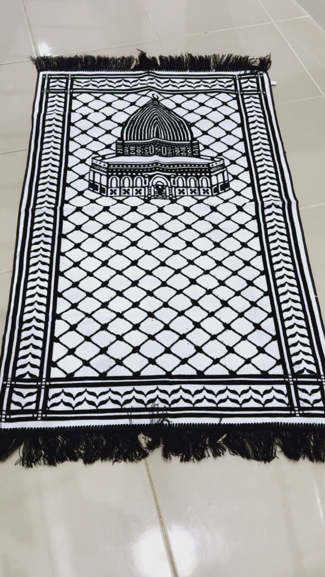 Handcrafted Keffiyeh Prayer Mat: Tradition and Purpose